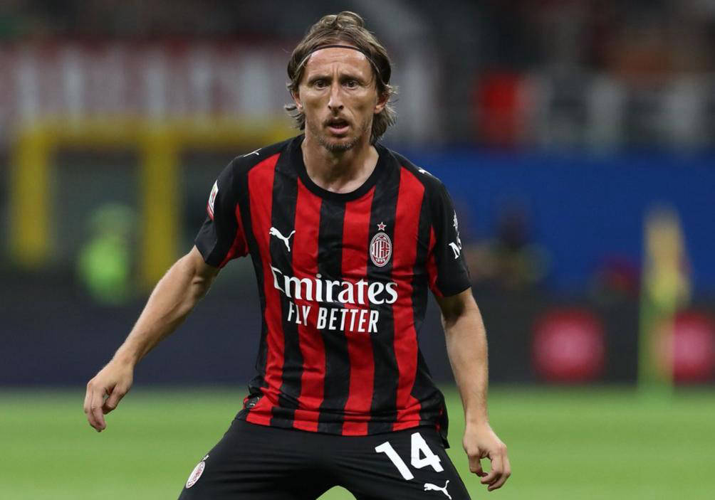 有些尴尬，巴林门将在成功扑救后不慎用脚打入乌龙且弄伤自己